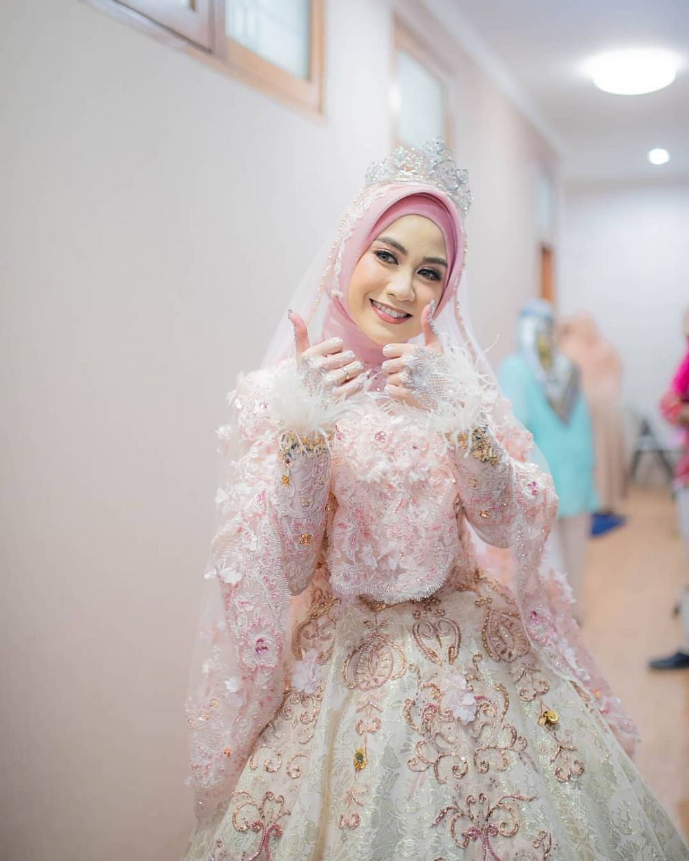 Inspirasi Gaun Pernikahan Model Ball Gown Klasik, Ada Yang Berlampu!