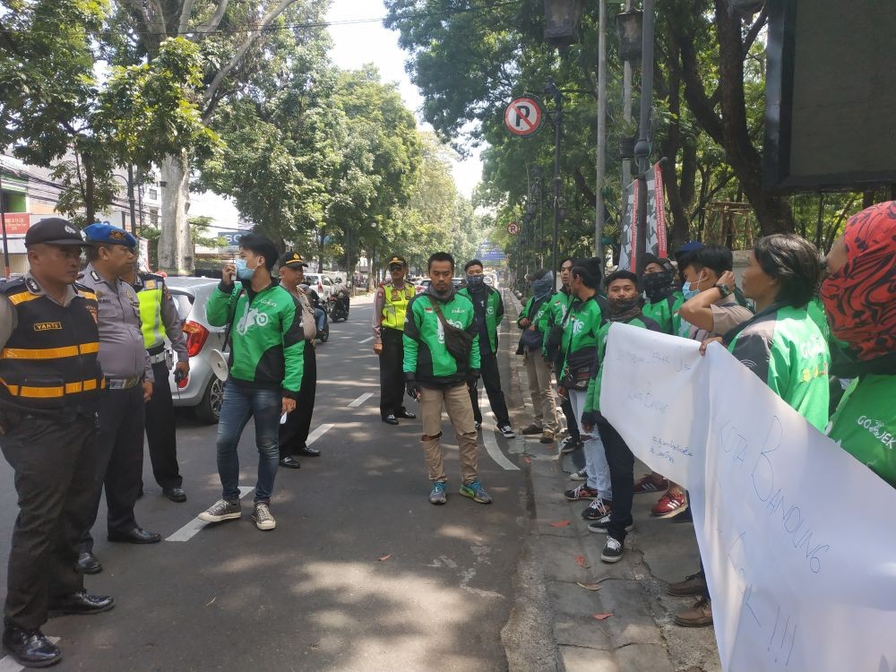 Tolak Carpooling, Driver Gojek Demo di Depan Kantor Wali Kota Bandung