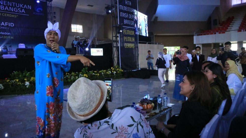 PECAH! Mak Beti Jadi Moderator di Acara Pemuda Pemilih Cerdas