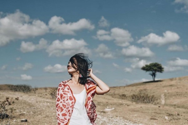 10 Style Outerwear Fiona Anthony, Istri Dion Wiyoko yang Modis Abis!