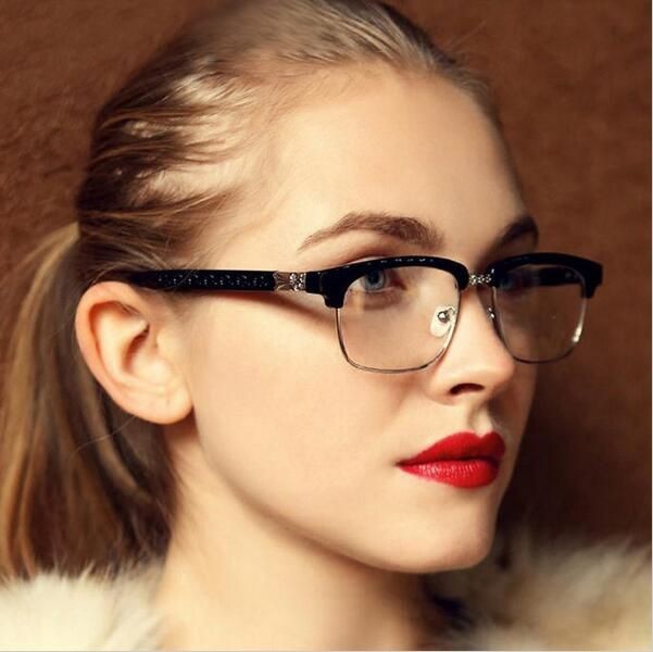 Bagi Pengguna Kacamata, 5 Trik Makeup Ini Tetap Bikin Kamu Cantik