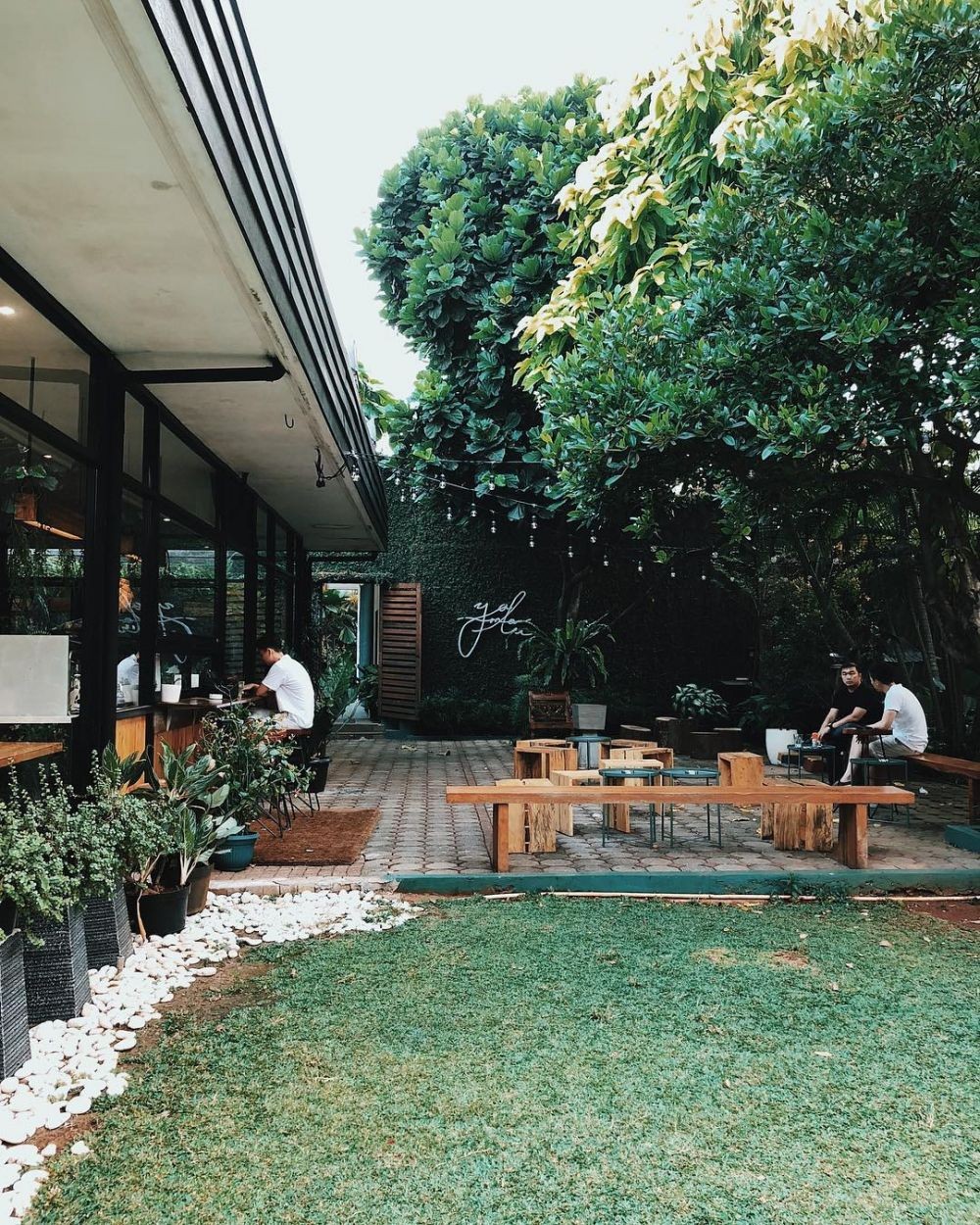  Desain Cafe Outdoor Halaman Rumah  Model Rumah 