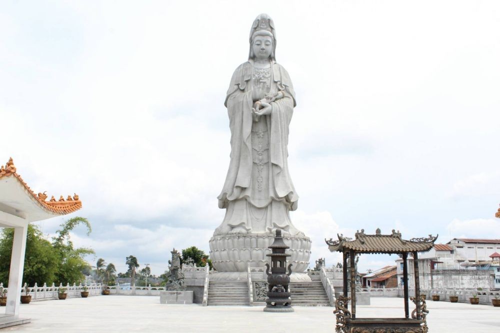 Usia 300 Tahun, Patung Kwan Im Klenteng Tay Kak Sie Dari Serpihan Kayu