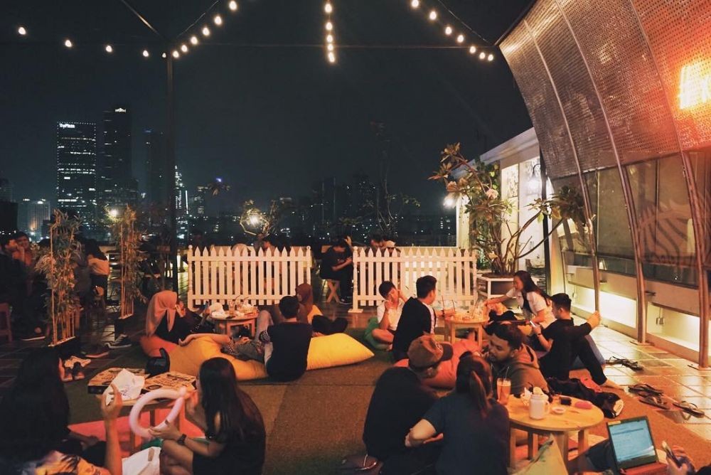 10 Cafe Rooftop di Jakarta Paling Hits dengan View Bagus