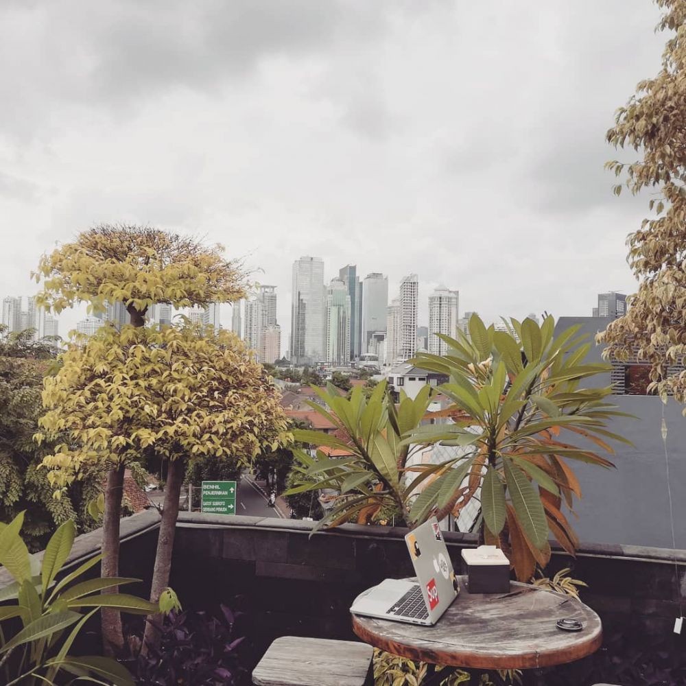 10 Kafe Rooftop Terbaik Di Jakarta Dengan Pemandangan Yang Memesona