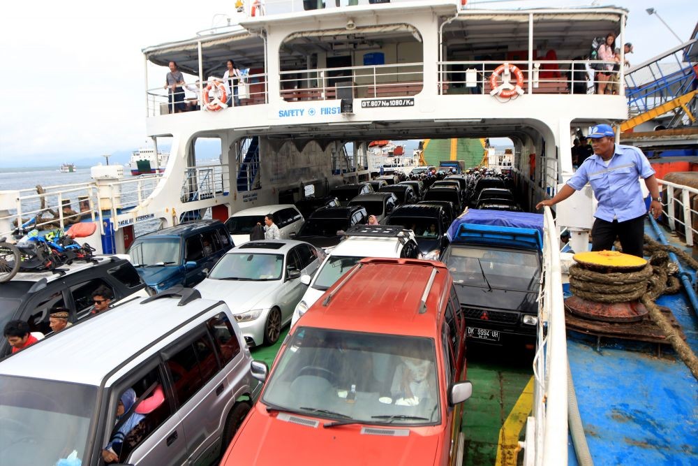 Keramaian Penyeberangan di Pelabuhan Gilimanuk Hoaks