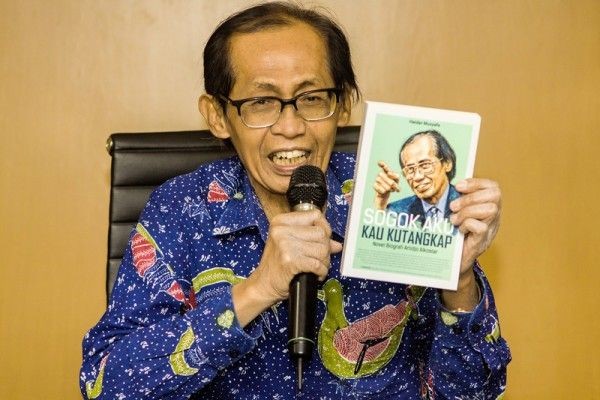 Melayat Artidjo Alkostar, Jokowi: Integritasnya jadi Teladan  