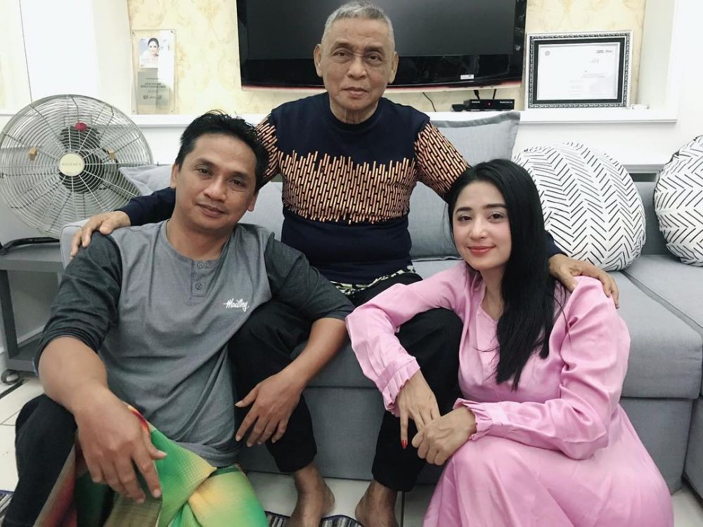 Ayah Meninggal Dunia 10 Momen Kedekatan Dewi Perssik Dan Mendiang