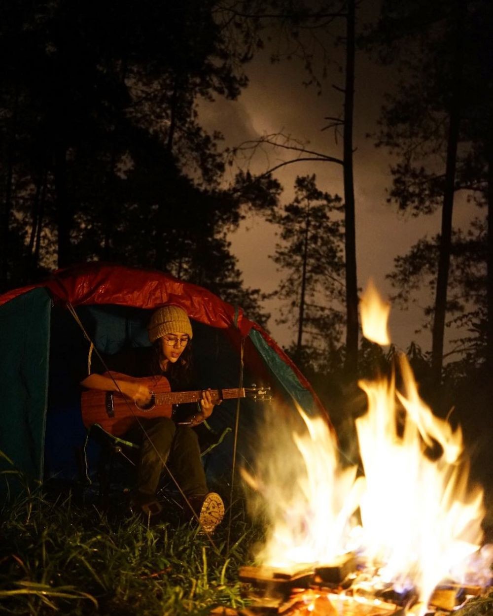 10 Potret Memesona Adinda Thomas Saat Naik Gunung Hits Banget