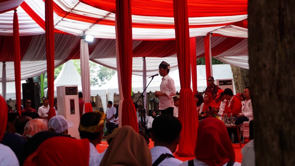 Istri Veteran Banyuwangi Kalungkan Syal Merah Putih kepada Jokowi 