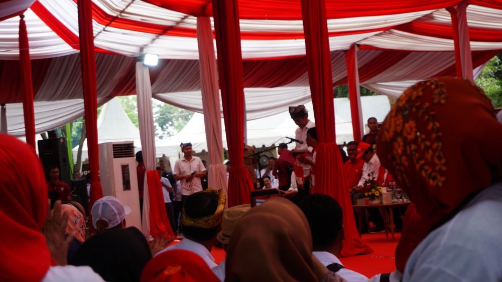Istri Veteran Banyuwangi Kalungkan Syal Merah Putih kepada Jokowi 