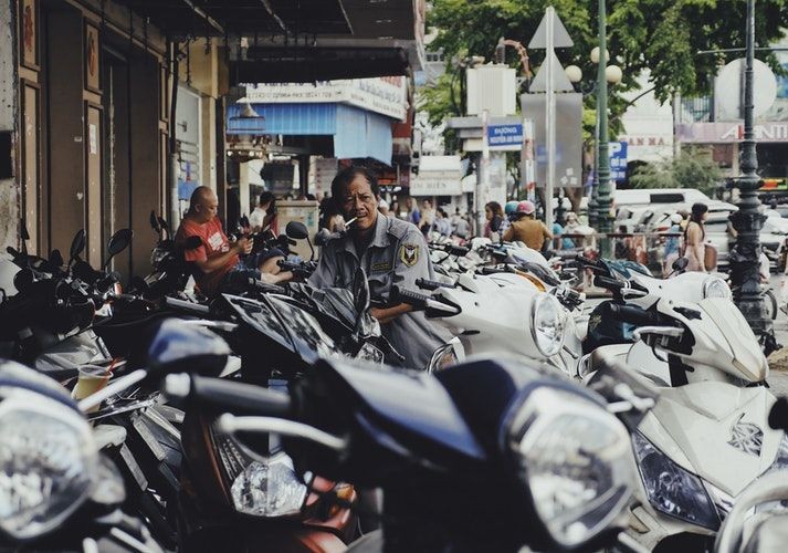Siapkan Rp750 Ribu Kalau Masih Nekat Naik Sepeda Motor Sambil Merokok