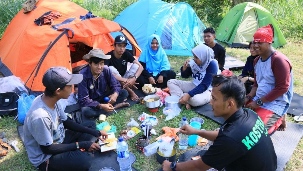 Hari Air, Komunitas Peduli Lingkungan Camping di Pinggir Sungai Deli