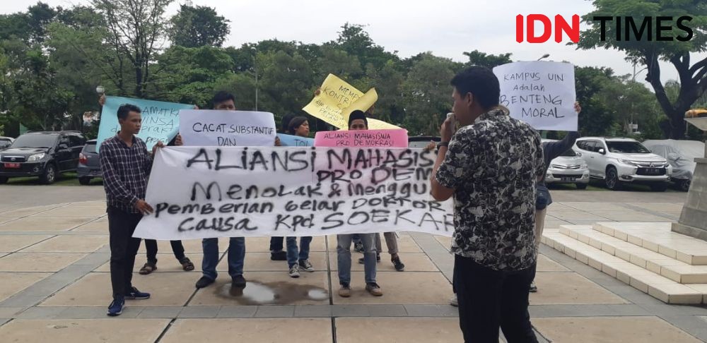 Mahasiswa UINSA Protes Pemberian Gelar Honoris Causa kepada Soekarwo