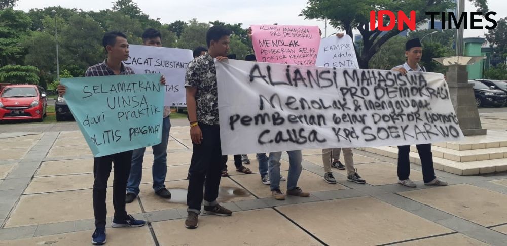 Mahasiswa UINSA Protes Pemberian Gelar Honoris Causa kepada Soekarwo