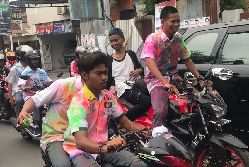 Selesai UNBK, Ratusan Pelajar SMK di Makassar Konvoi di Jalan 