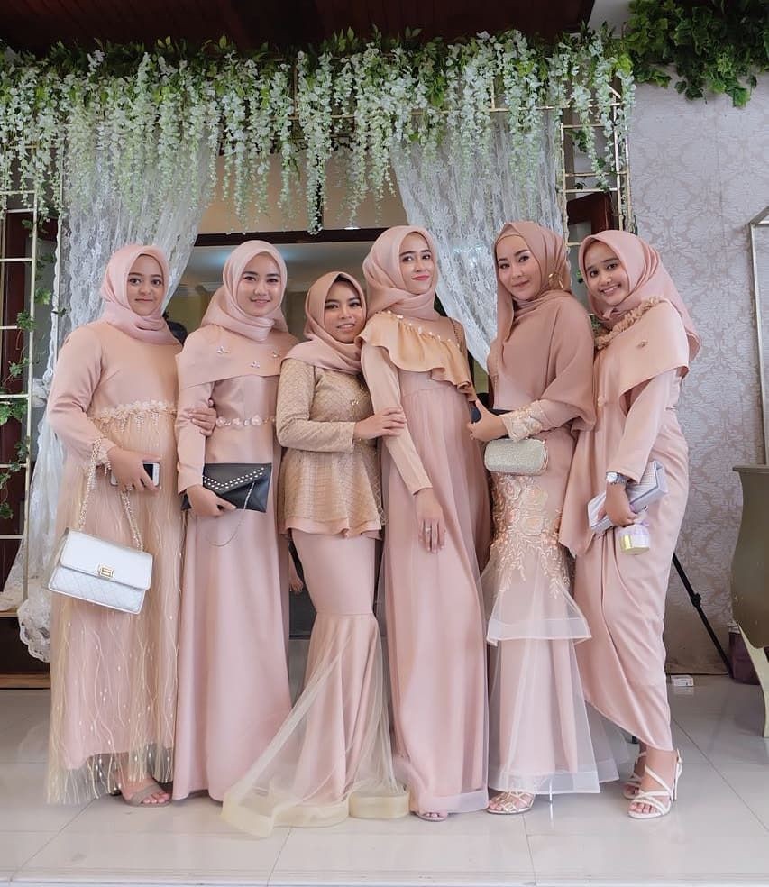 Desain Baju Bridesmaid : 35+ Ide Design Baju Bridesmaid Muslimah - Kelly Lilmer - Berikut ini adalah contoh gaun penganti muslimah koleksi fashion show kami dengan tema.