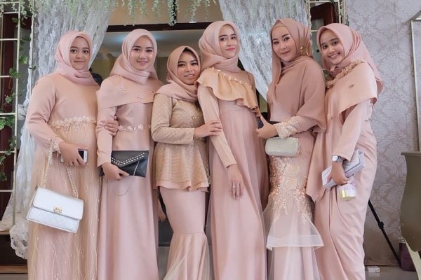 Manjakan Sahabatmu dengan 10 Inspirasi Busana Bridesmaid Ini!