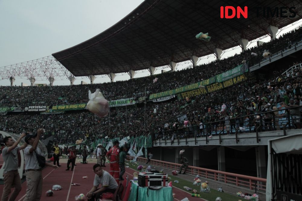 Ketika Bonek Hujani Stadion Gelora Bung Tomo Surabaya dengan Boneka