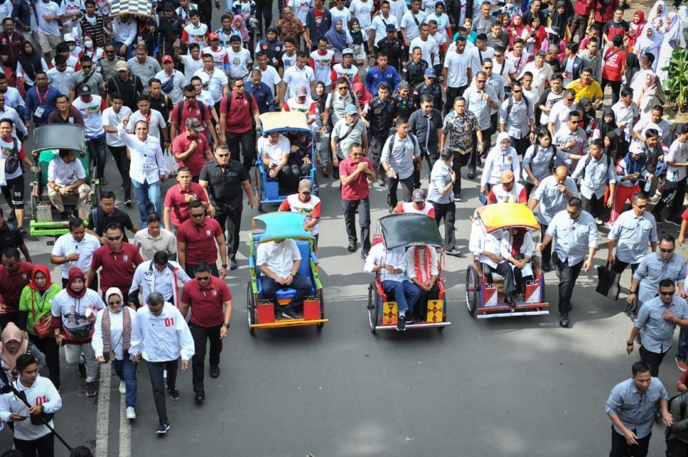 FOTO: Jokowi Naik Becak ke Lapangan Karebosi Makassar