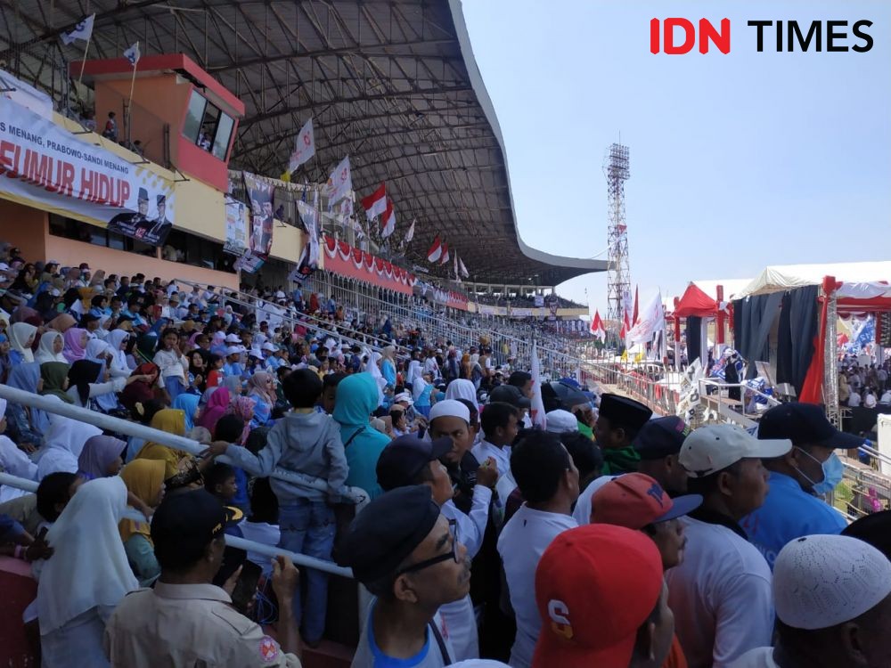 Prabowo Terharu Dapat Sumbangan dari Para Pendukungnya di Sidoarjo