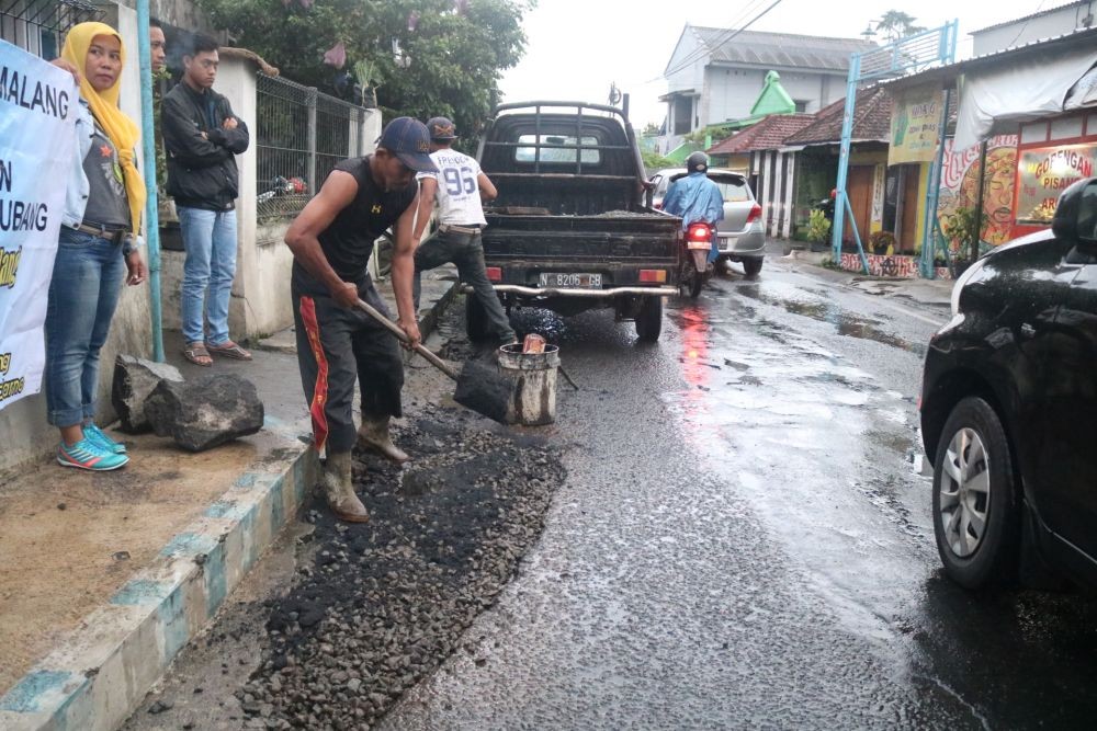 Jalan Berlubang, Warga Malang Lakukan Aksi Kumpul Koin
