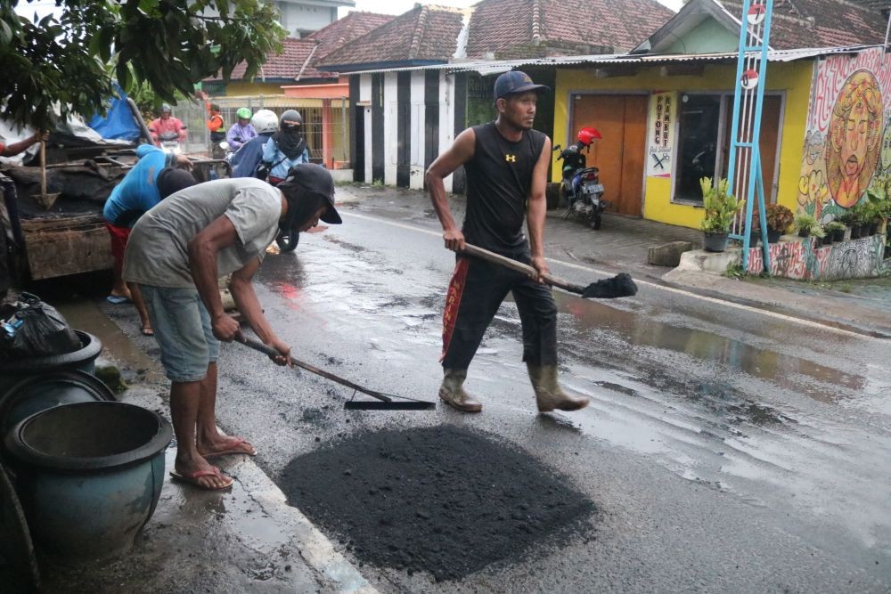 Jalan Berlubang, Warga Malang Lakukan Aksi Kumpul Koin