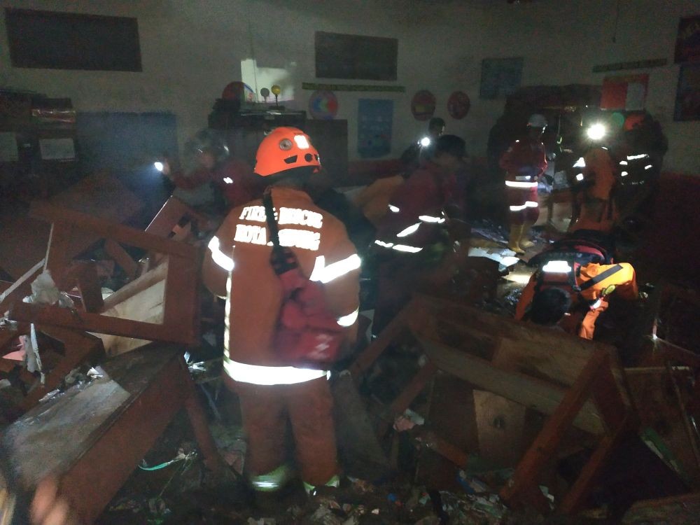 Guru dan Siswa SD Aji Tunggal Terkepung Banjir Akibat Tanggul Jebol