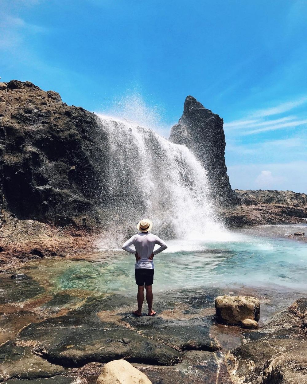 Uniknya Pantai Nambung di Lombok, Punya Air Terjun Asin