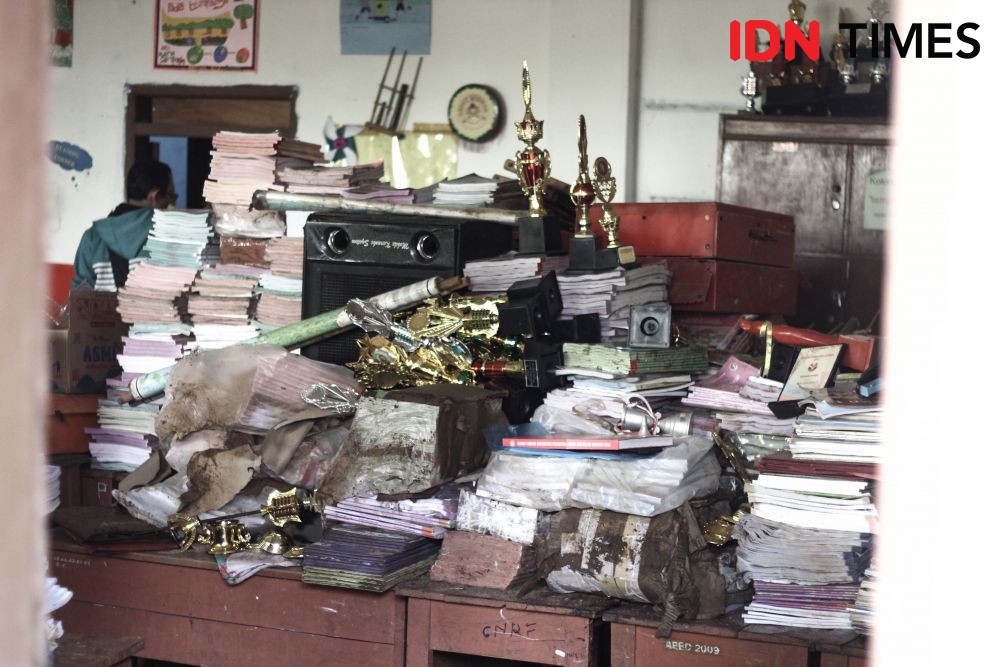 [FOTO] Banjir Bandang: Buku-buku Tertimbun Lumpur, Ruang Kelas Hancur