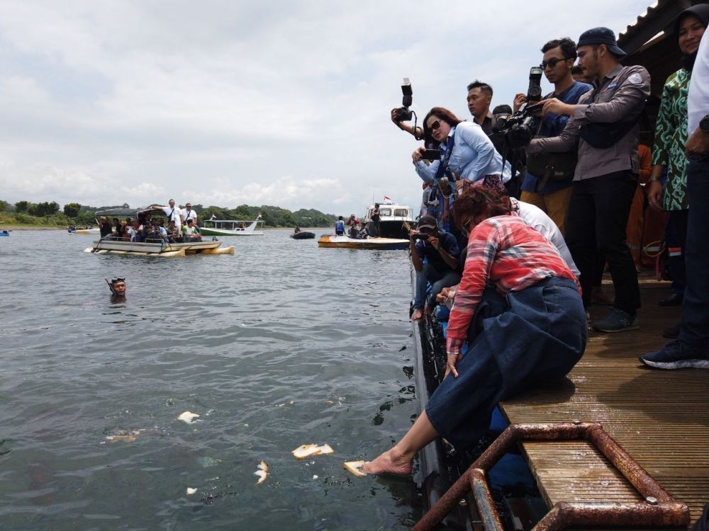 Menteri Susi Beri Makan Ikan hingga Main Perahu Dayung di Banyuwangi
