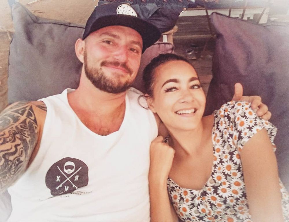 Sudah 3 Tahun Bercerai, Dewi Rezer Pamer Kemesraan Bareng Pacar Bule