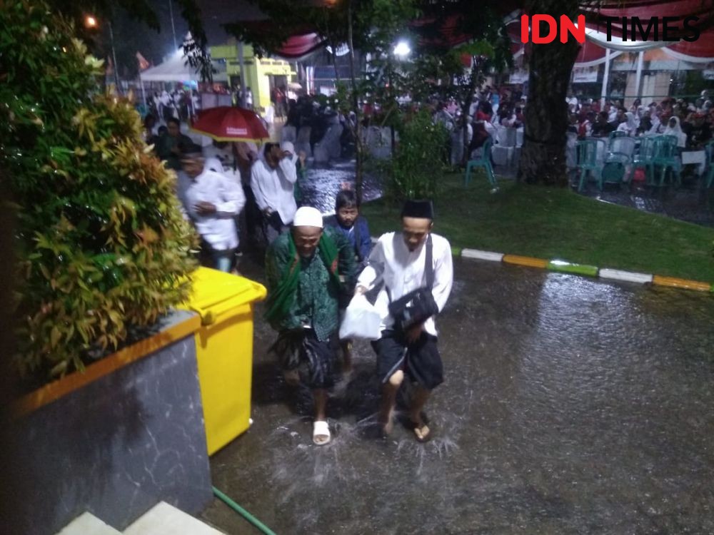Hujan Deras Sambut Kampanye Jokowi di GOR Ngawi