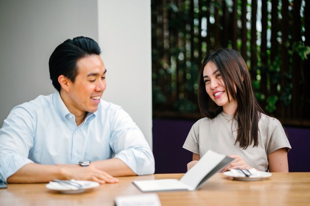 Jarang Gombal, 5 Tanda Introvert Saat Jatuh Cinta Ini Bikin Terkesan