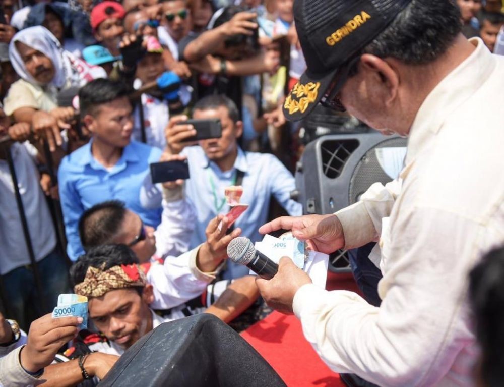 Uang Koin Hingga Sumbangan Cincin Warnai Kampanye Prabowo di Ciamis