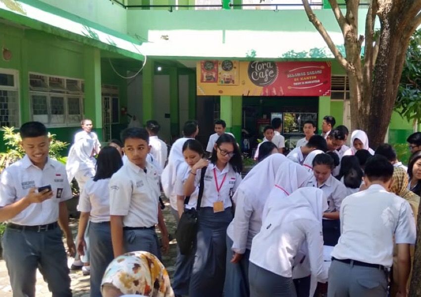 Selesai UNBK, Sejumlah Siswa SMA di Makassar Corat-coret Seragam 