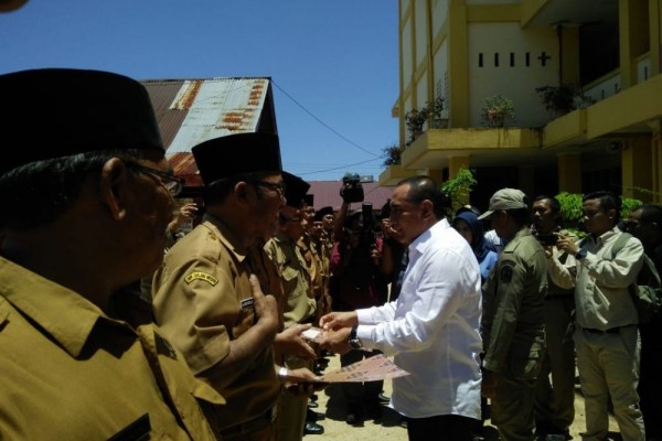 Gubernur Sumut Serahkan SK Kenaikan Pangkat Guru di Sibolga