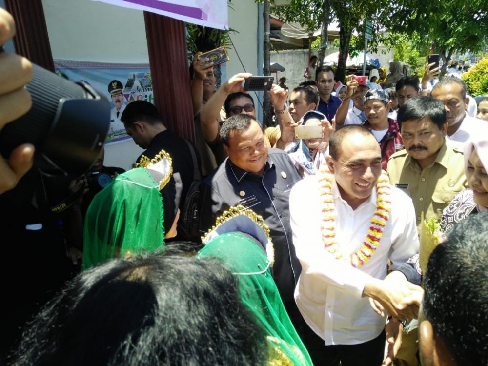 Gubernur Sumut Serahkan SK Kenaikan Pangkat Guru di Sibolga