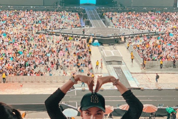 Jadi Army, 10 Potret Seru Luna Maya Nonton Konser BTS di Thailand