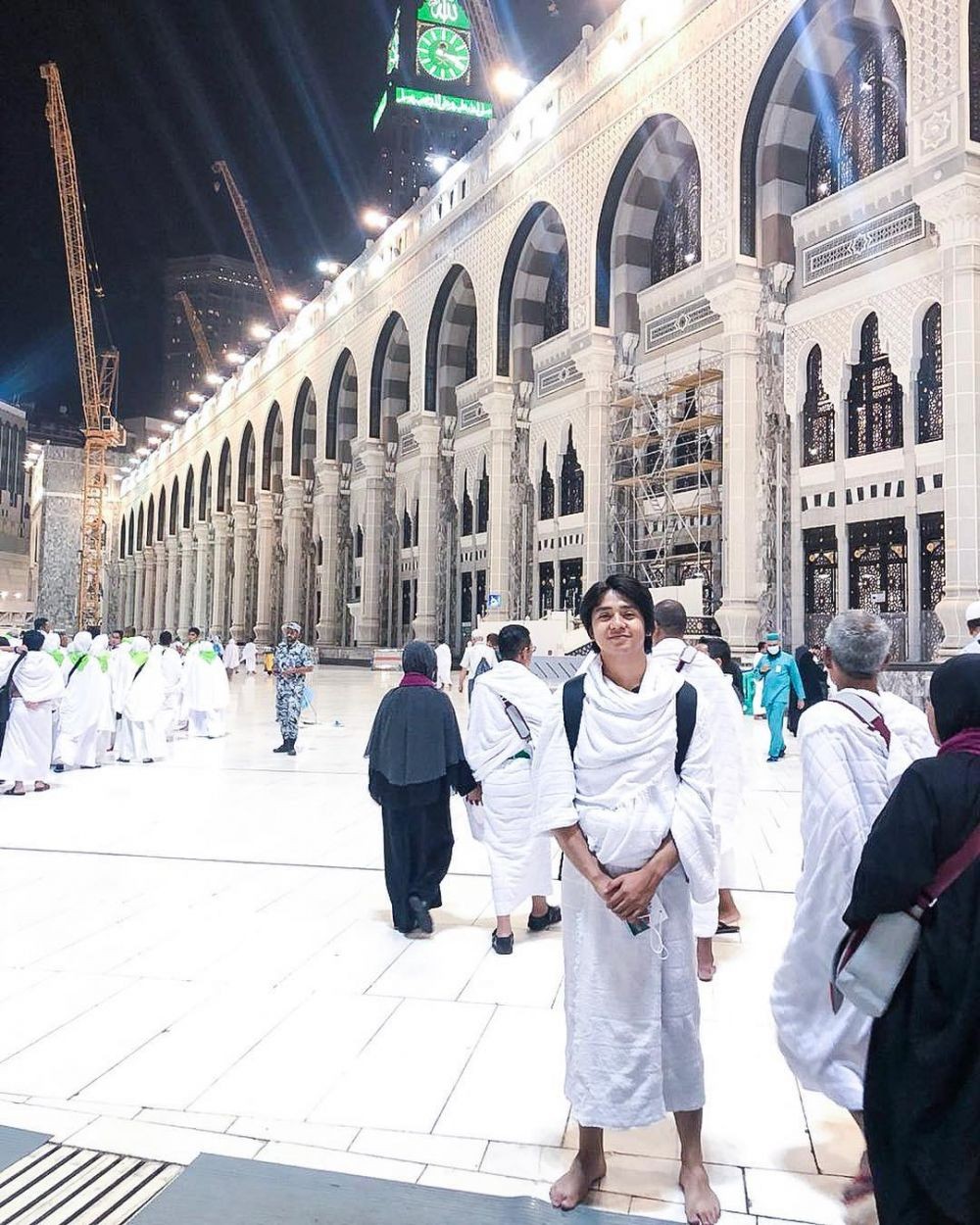 Bak Ustaz Muda, 10 Pesona Syahdu Arbani Yasiz Saat Umrah