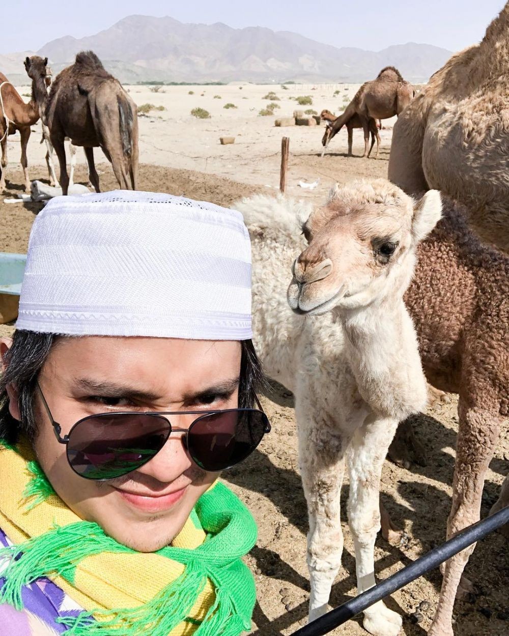 Bak Ustaz Muda, 10 Pesona Syahdu Arbani Yasiz Saat Umrah