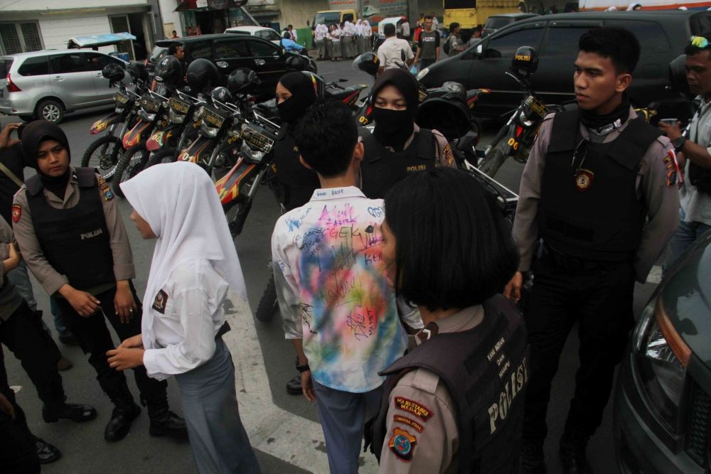[FOTO] Serba-serbi Corat-Coret Seragam di Kota Medan Rayakan UNBK