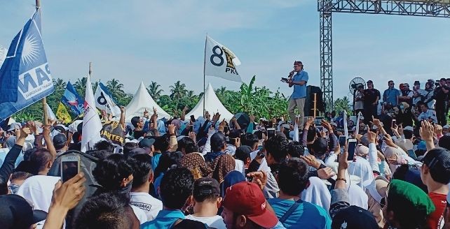 Kampanye Di Sukabumi, Sandiaga Terima Uang Satu Kantong Plastik