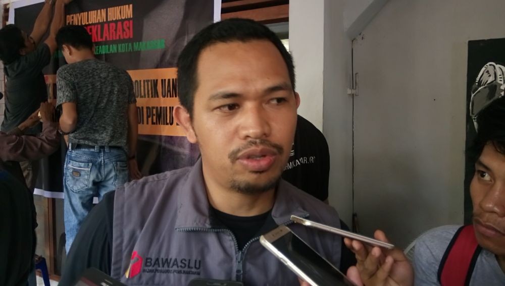 Bawaslu Makassar Kesulitan Turunkan Alat Peraga Kampanye