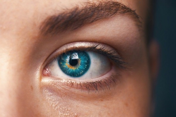 6 Kesalahan Saat Memakai Softlens, Lindungi Mata Kamu Ya!