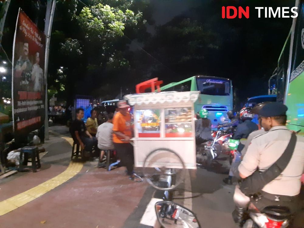 PKL Dilarang Jualan di Trotoar Jalan Kota Mataram, Ada Zonasinya!