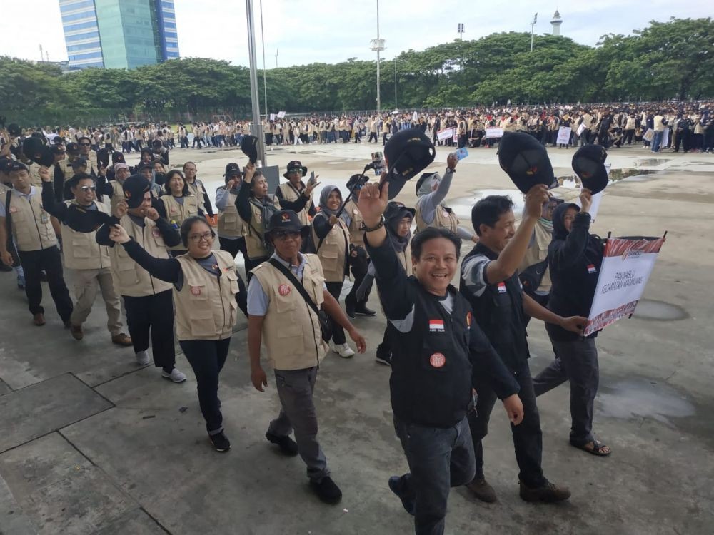 Berpose Dua Jari, Pengawas Pemilu di Makassar Langsung Dicopot