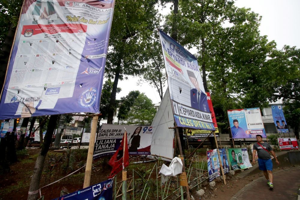 Panwascam Palembang Copot Ratusan APK Caleg di Luar Masa Kampanye 