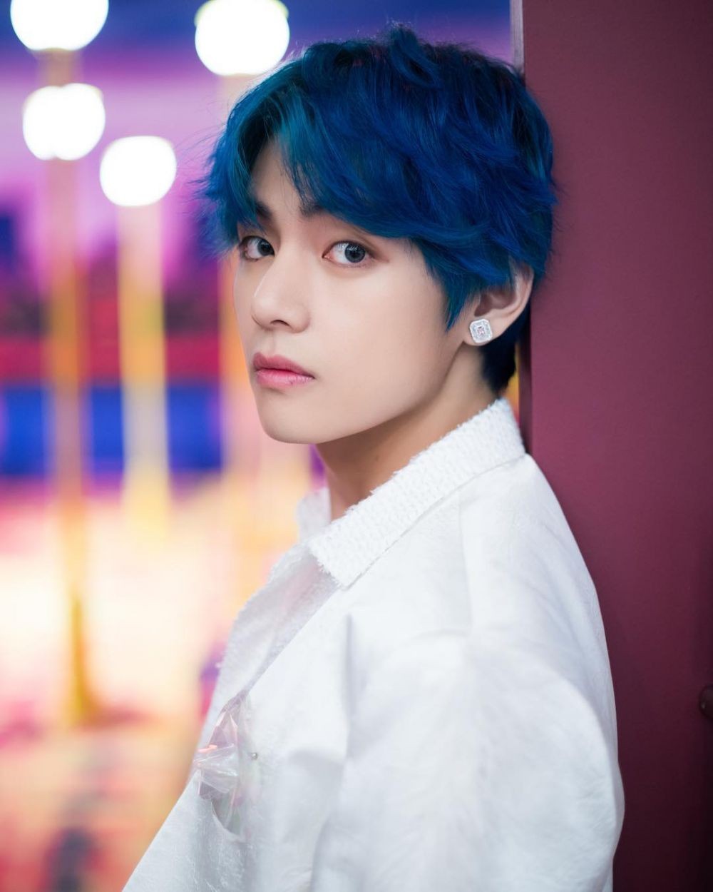 10 Pesona V BTS dengan Rambut Biru Mirip Atta Halilintar 