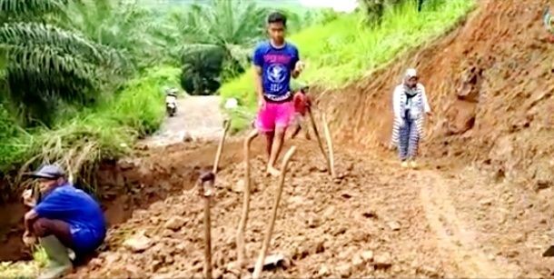 Masuk Daerah Bencana, Petugas KPPS Sukabumi Siapkan TPS Alternatif